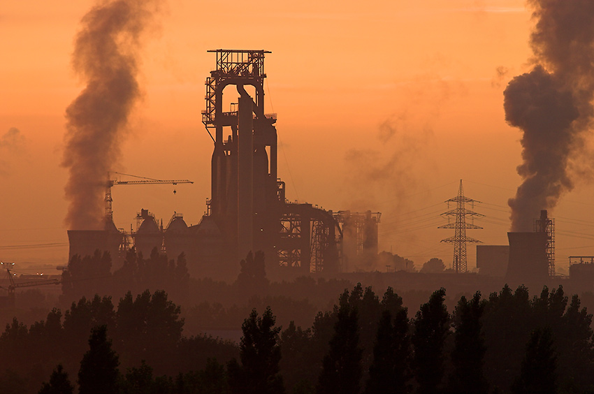 Abendrot über industriell geprägter Landschaft