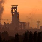 Abendrot über industriell geprägter Landschaft