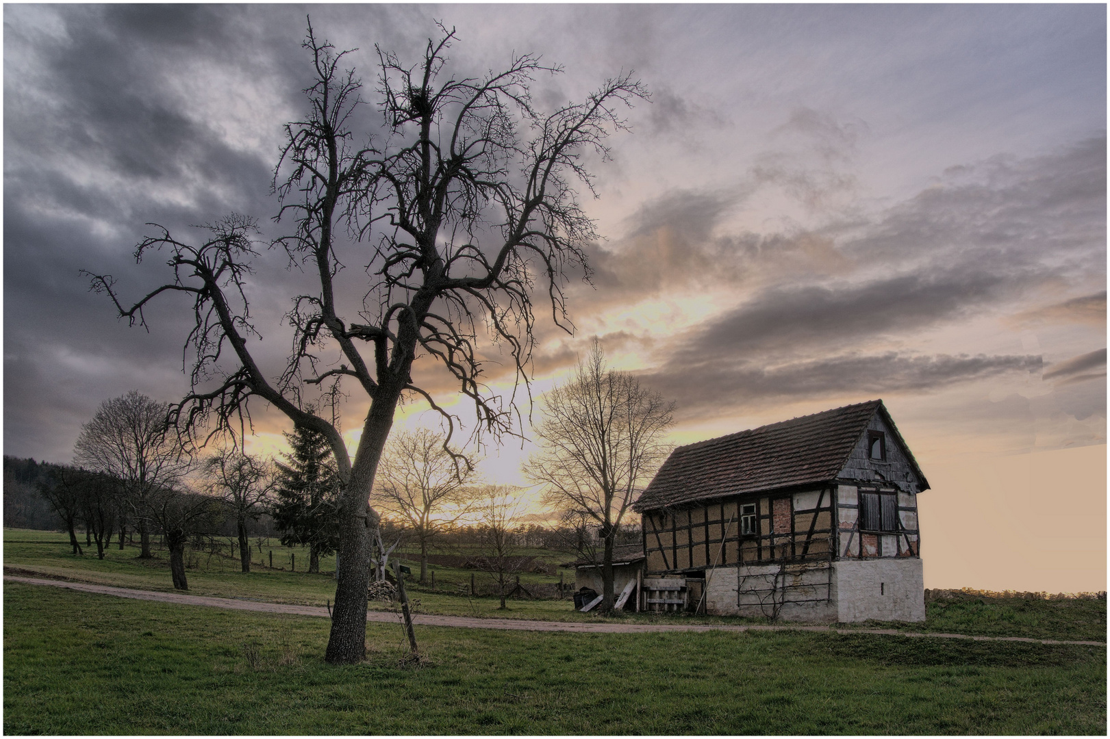 Abends am alten Haus