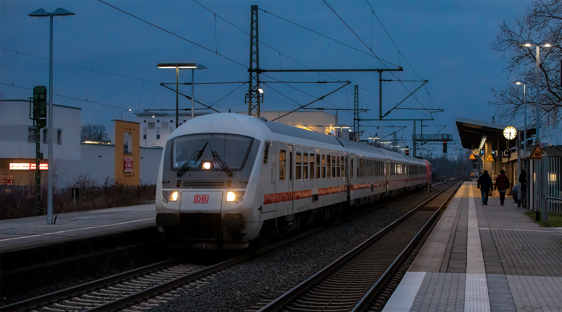 Abends am Bahnhof