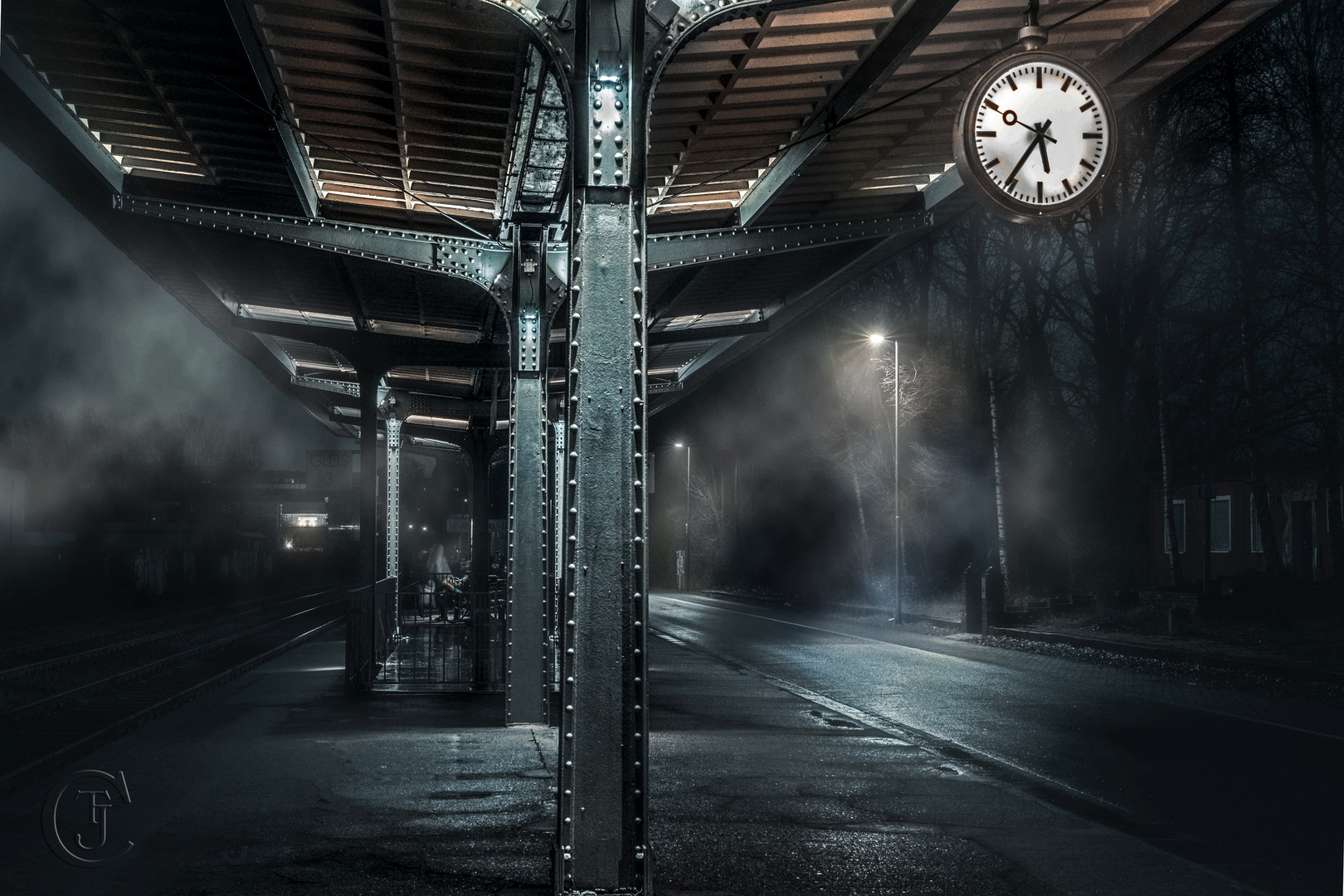 Abends am Bahnhof Loh in Wuppertal ...