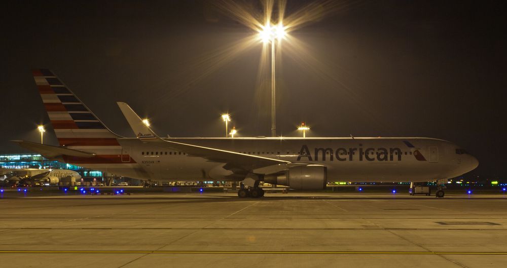 Abends am Flughafen - Flugzeugparkplatz