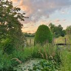 Abends am Gartenteich