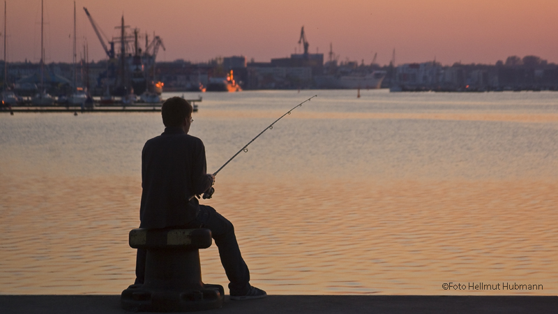 ABENDS AM HAFEN