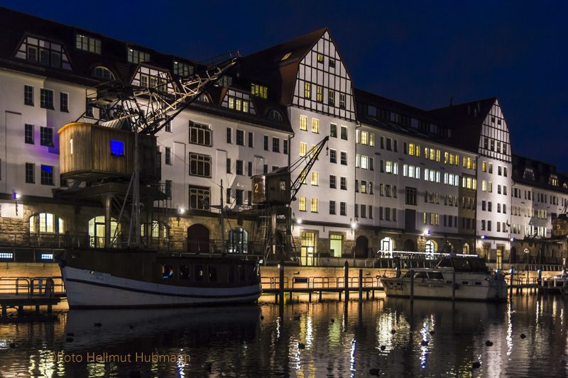 ABENDS AM HAFEN