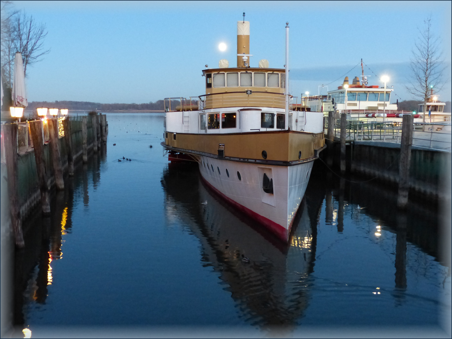 Abends am Hafen von Prien