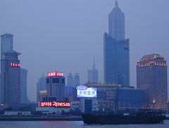 Abends am Huangpo in Shanghai