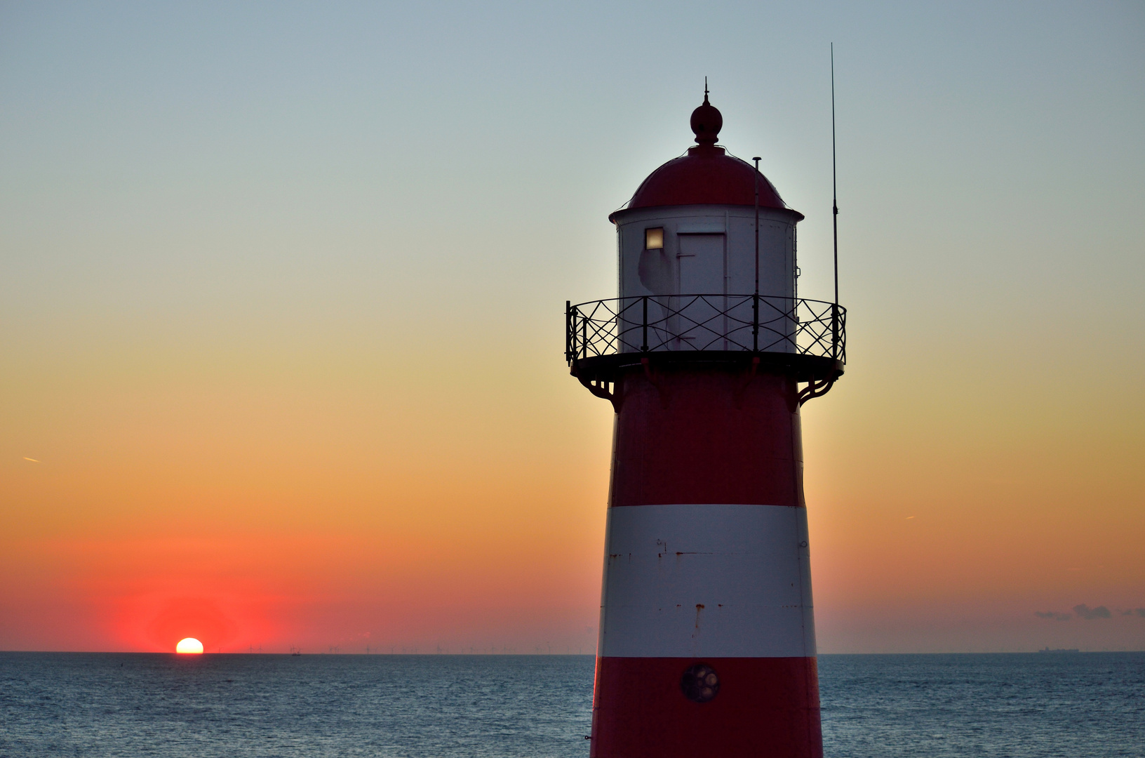 Abends am kleinen Leuchtturm am Meer