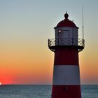 Abends am kleinen Leuchtturm am Meer