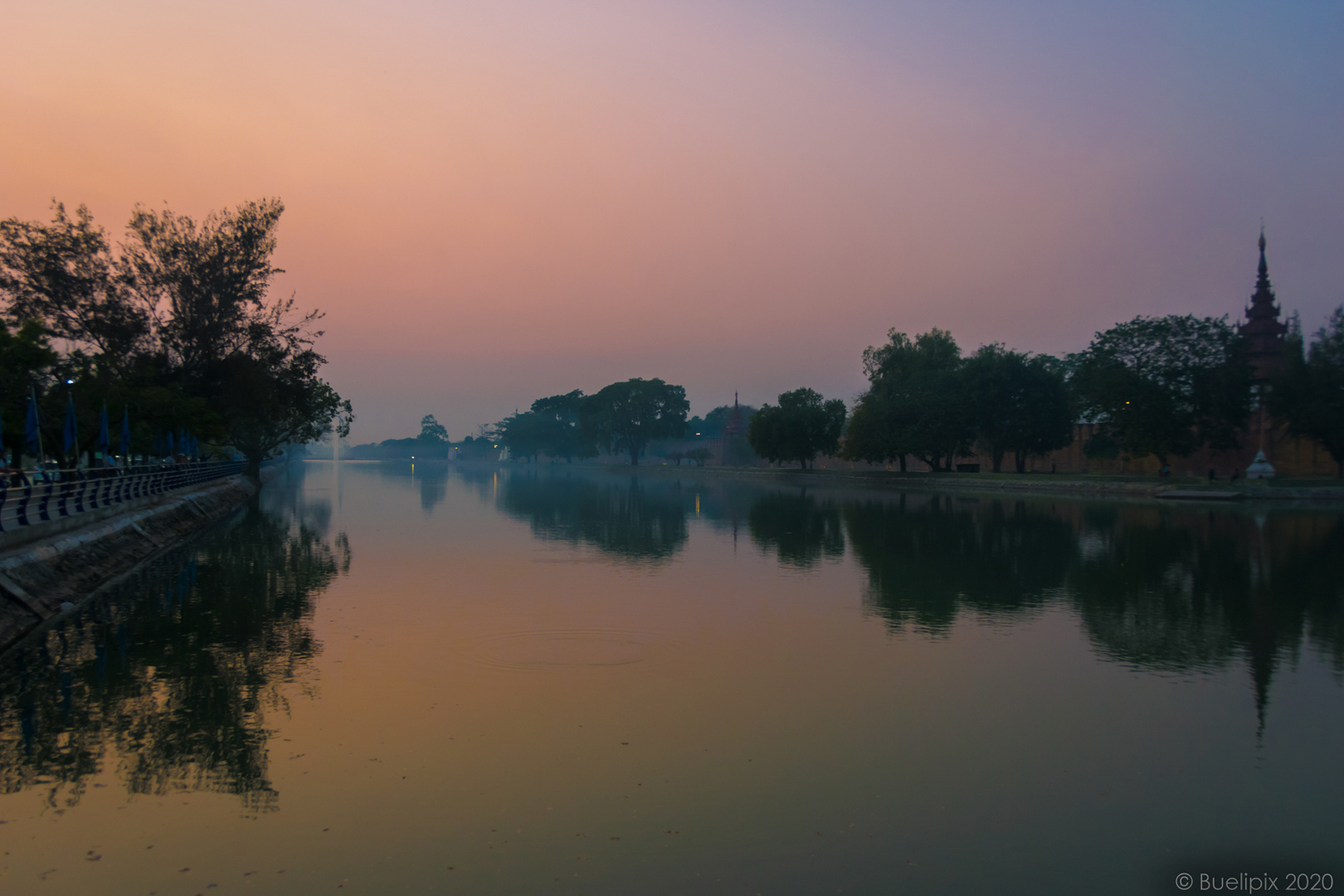 abends am Kyaone in Mandalay ... Wassergraben um den ehemaligen Königspalast (© Buelipix) 