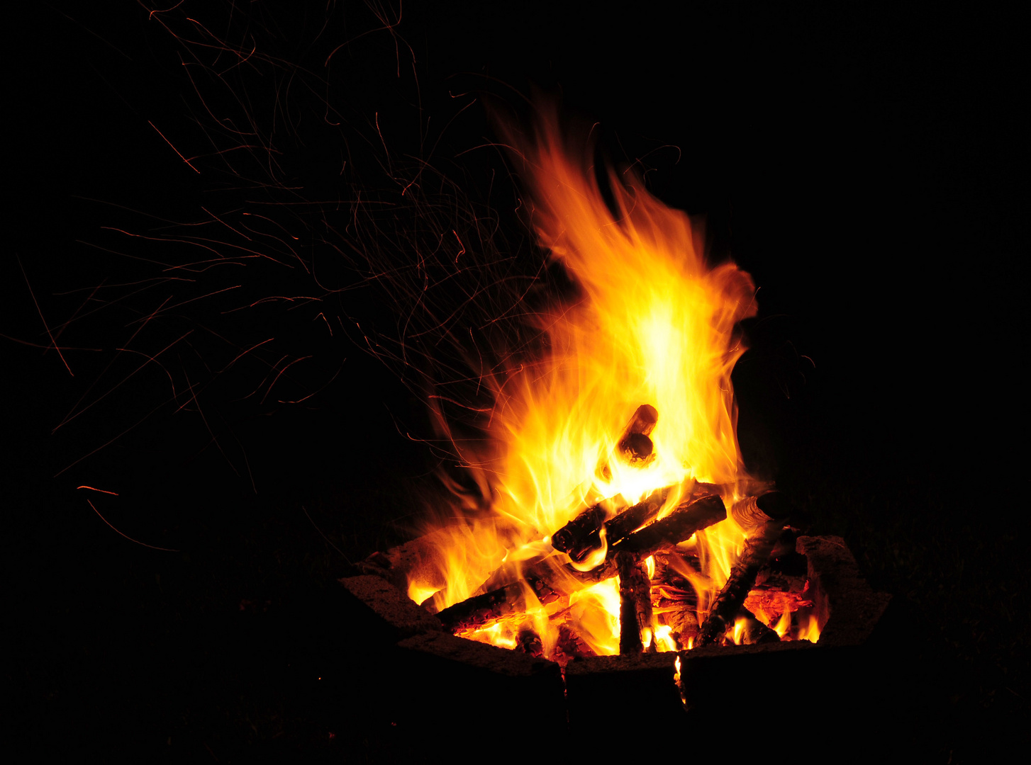 Abends am Lagerfeuer,