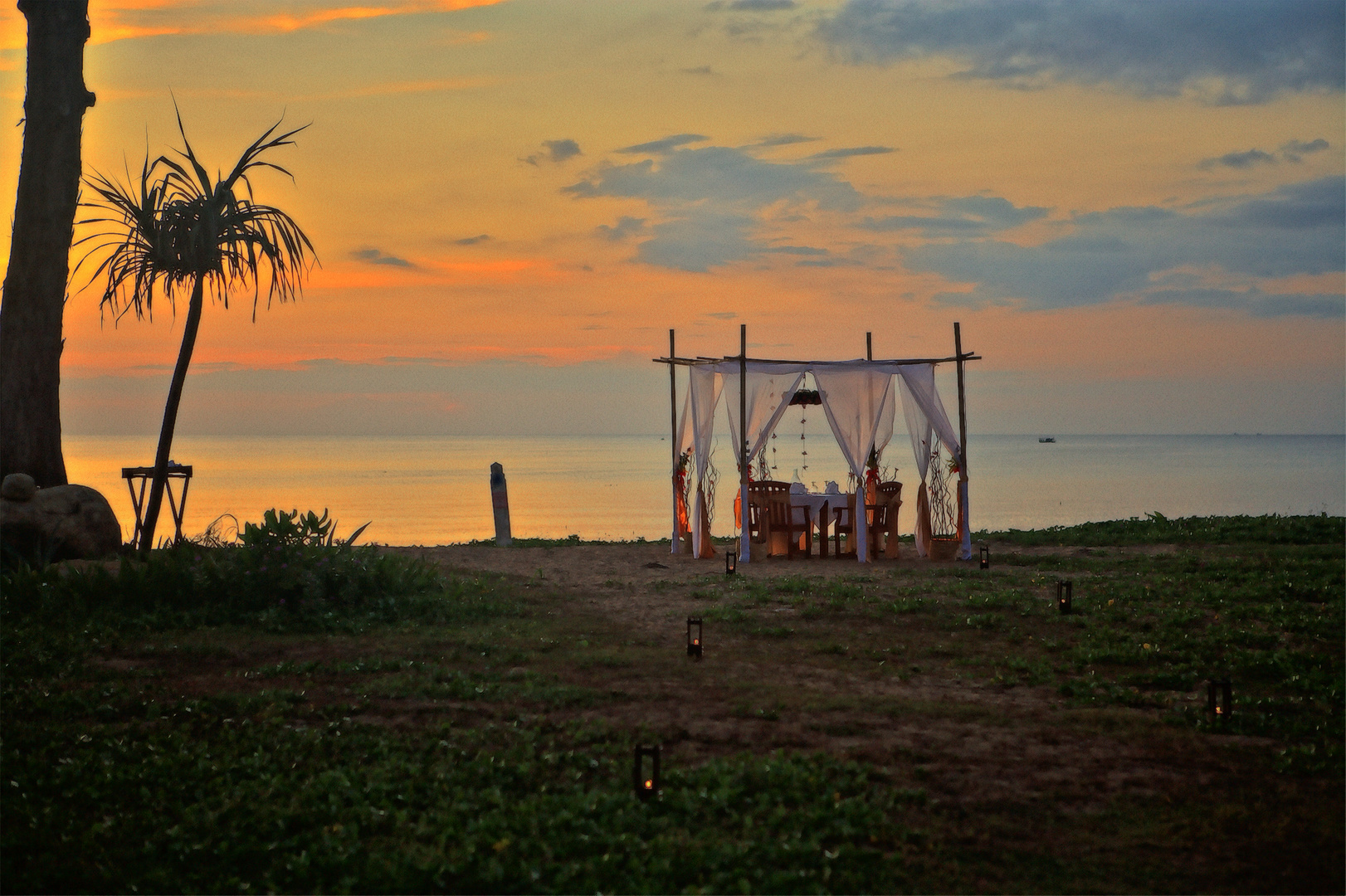 Abends am Meer dinieren.