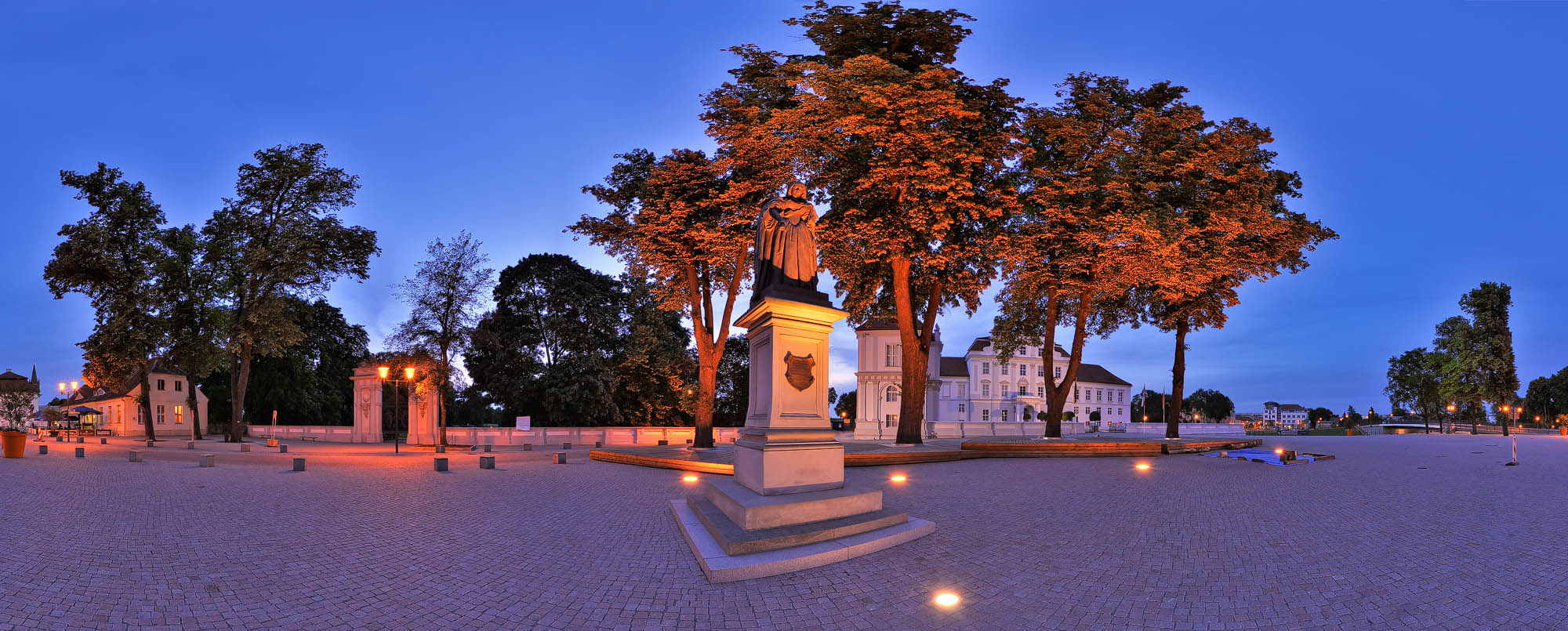 Abends am neugestalteten Schlossplatz Oranienburg