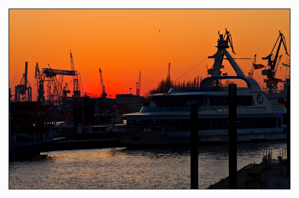 Abends am Niederhafen .