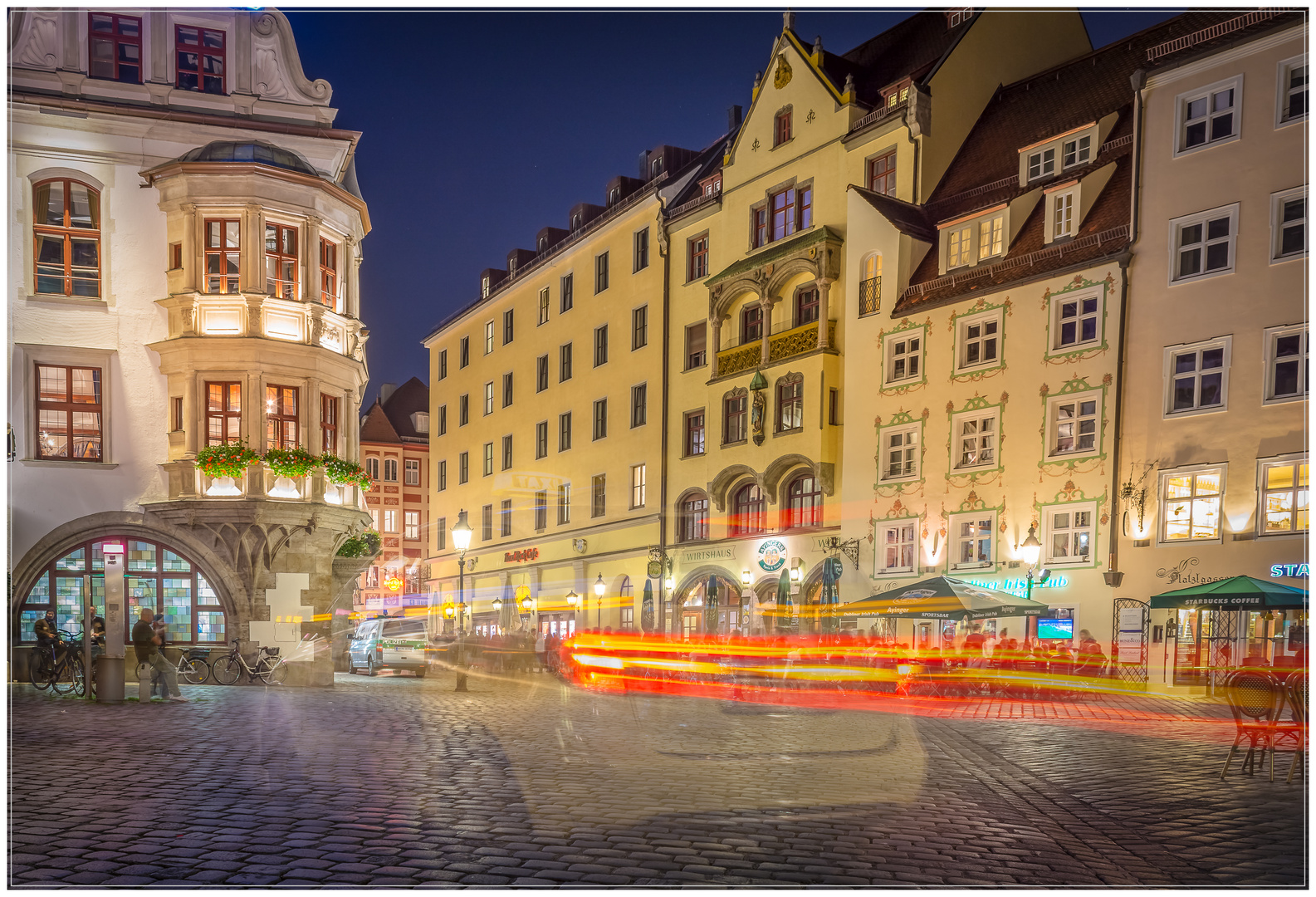 Abends am Platzl mit Blick aufs Hofbräuhaus