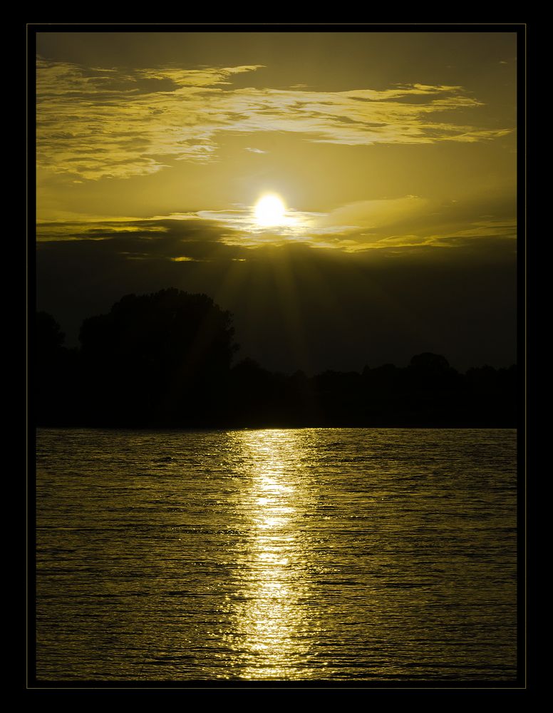 Abends am Rhein