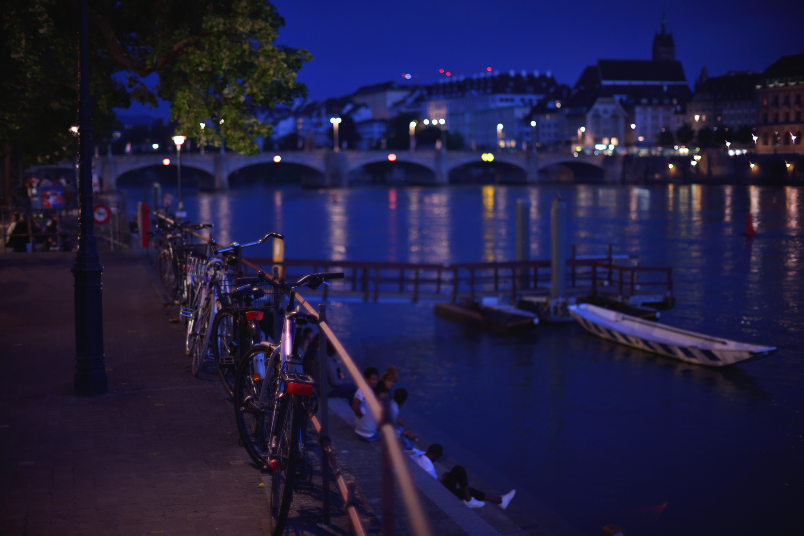 Abends am Rhein in Basel