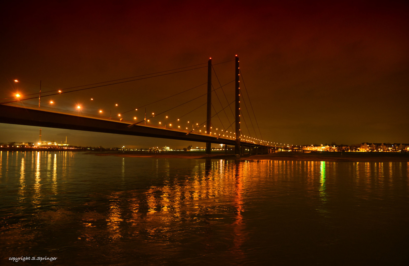 Abends am Rhein vor der Rheinkniebrücke ....