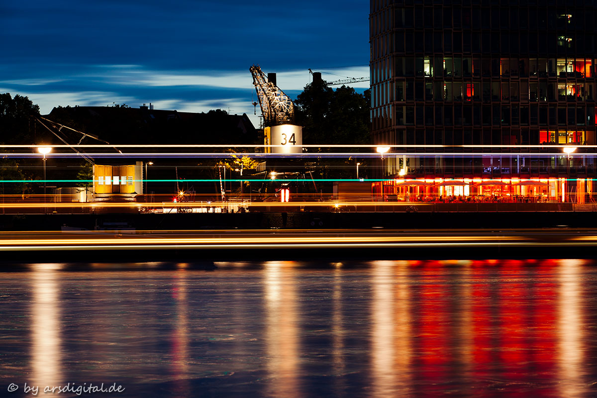 Abends am Rheinauhafen in Köln