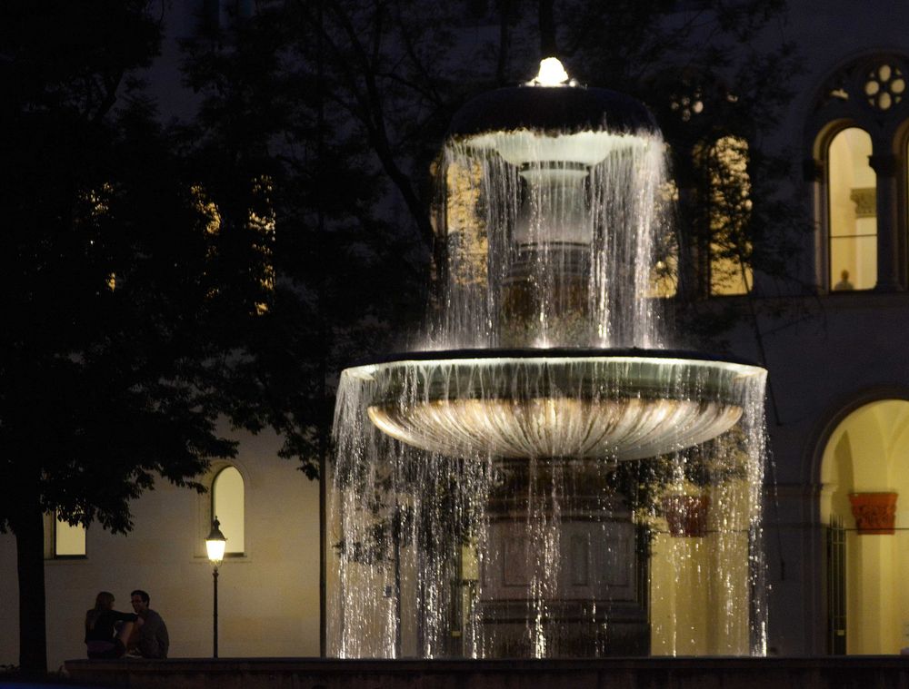 Abends am Unibrunnen