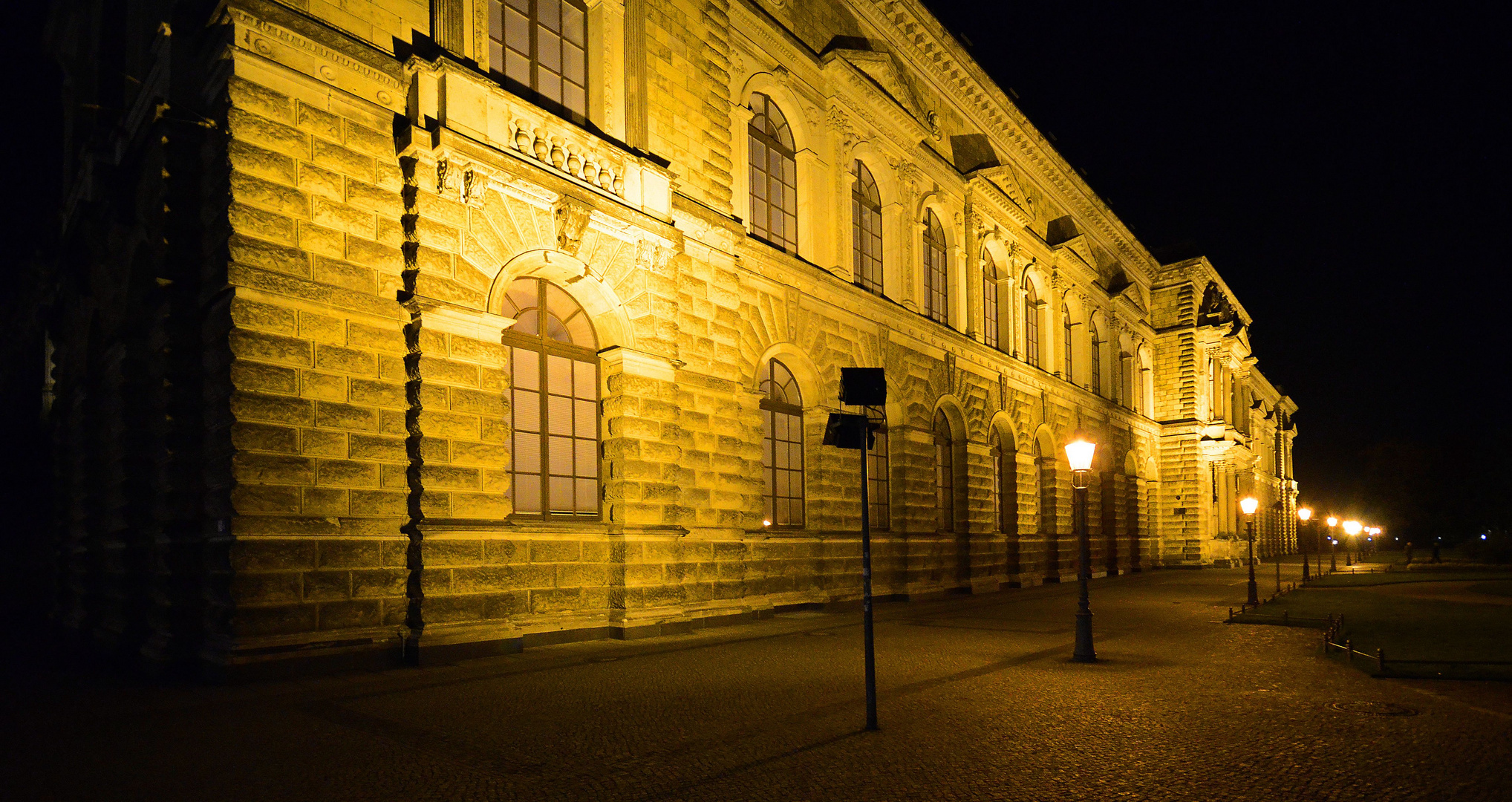 Abends am Zwinger