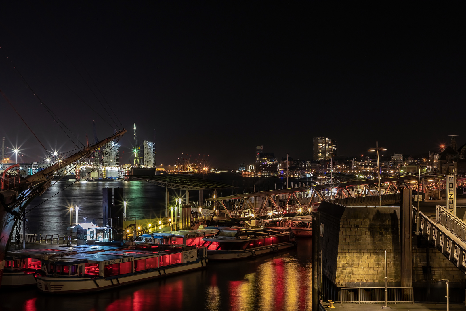 Abends an den Landungsbrücken