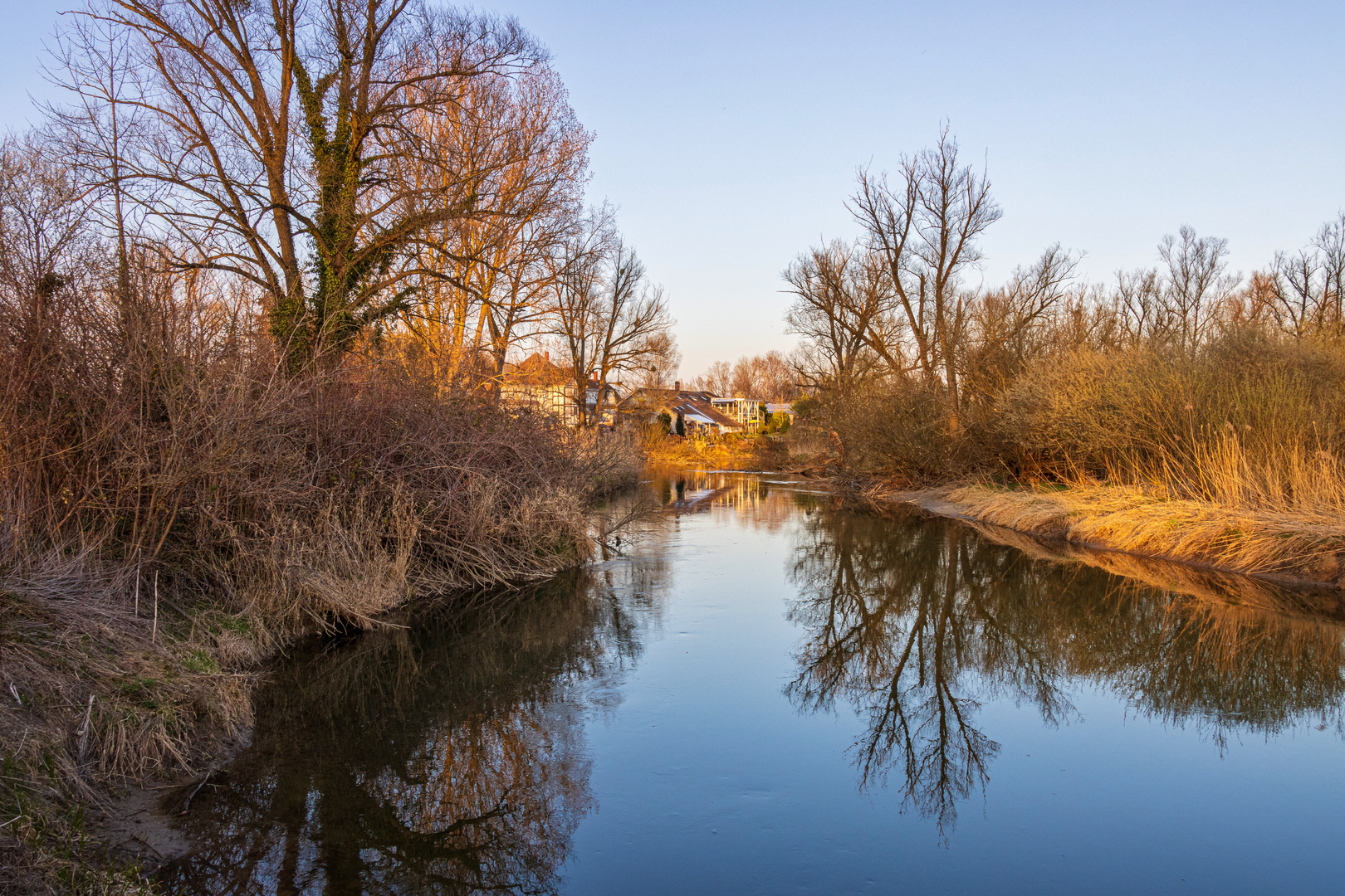 Abends, an der Aach