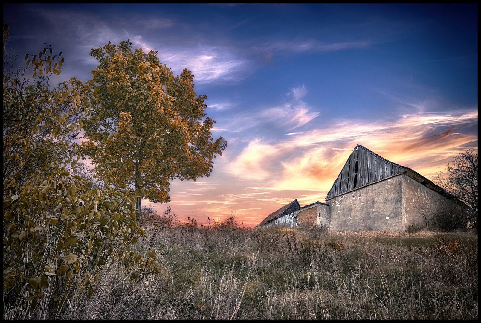 abends an der alten Scheune