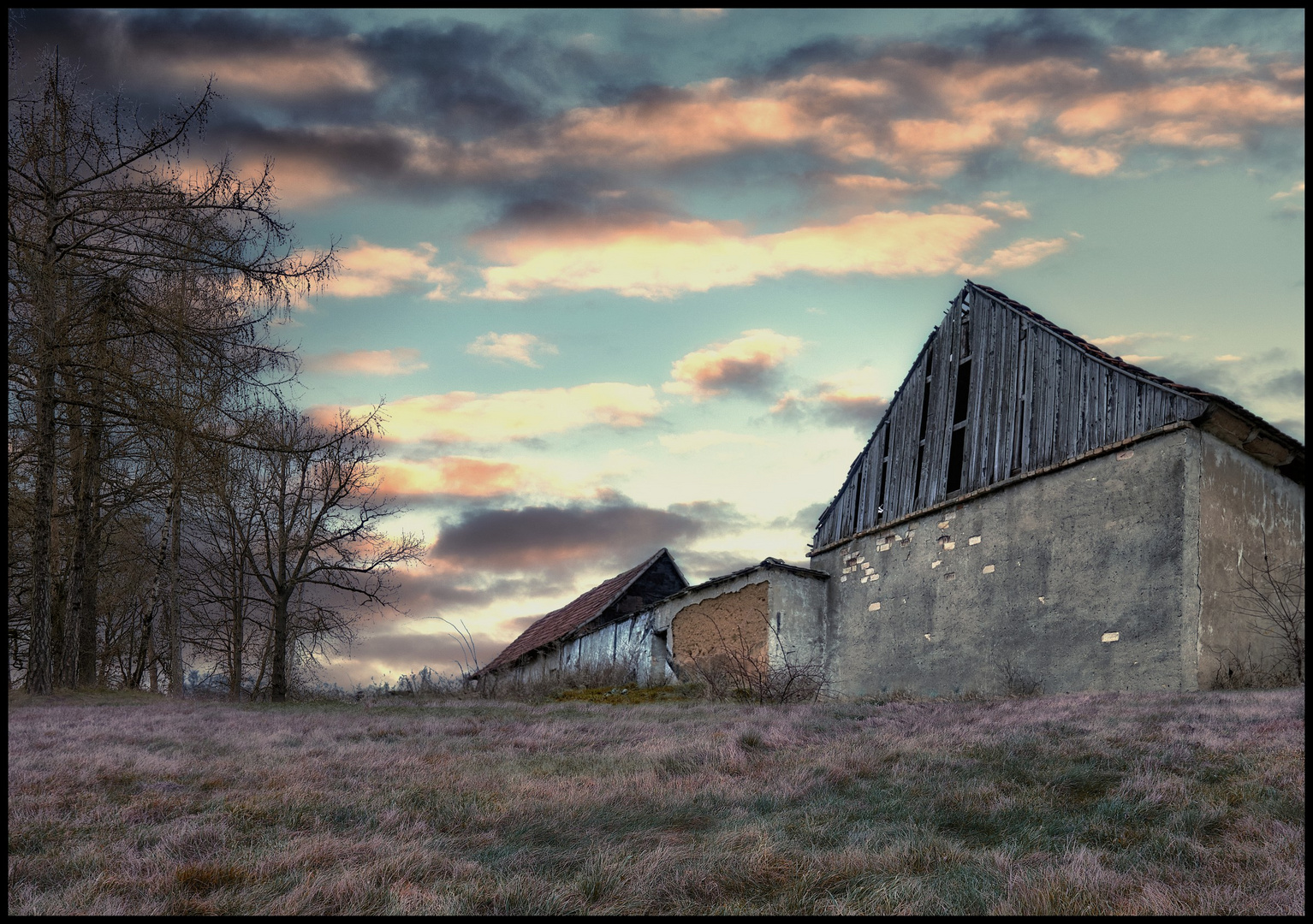 abends an der alten Scheune