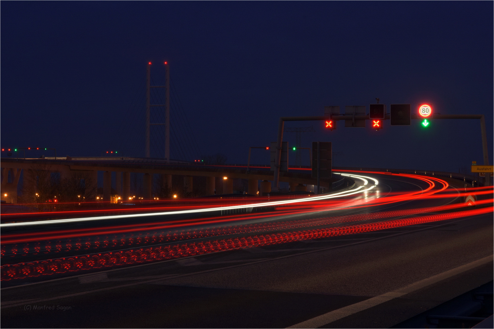 Abends an der Auffahrt zur großen Brücke über den Ziegelgraben...