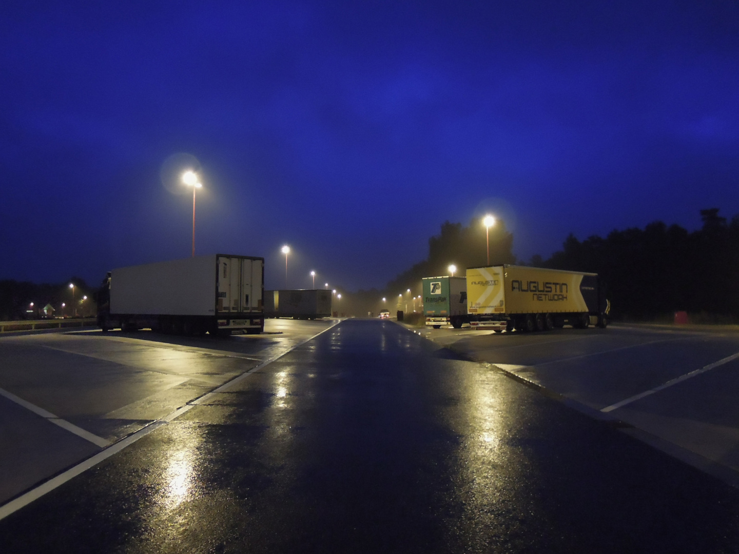 Abends an der Autobahn