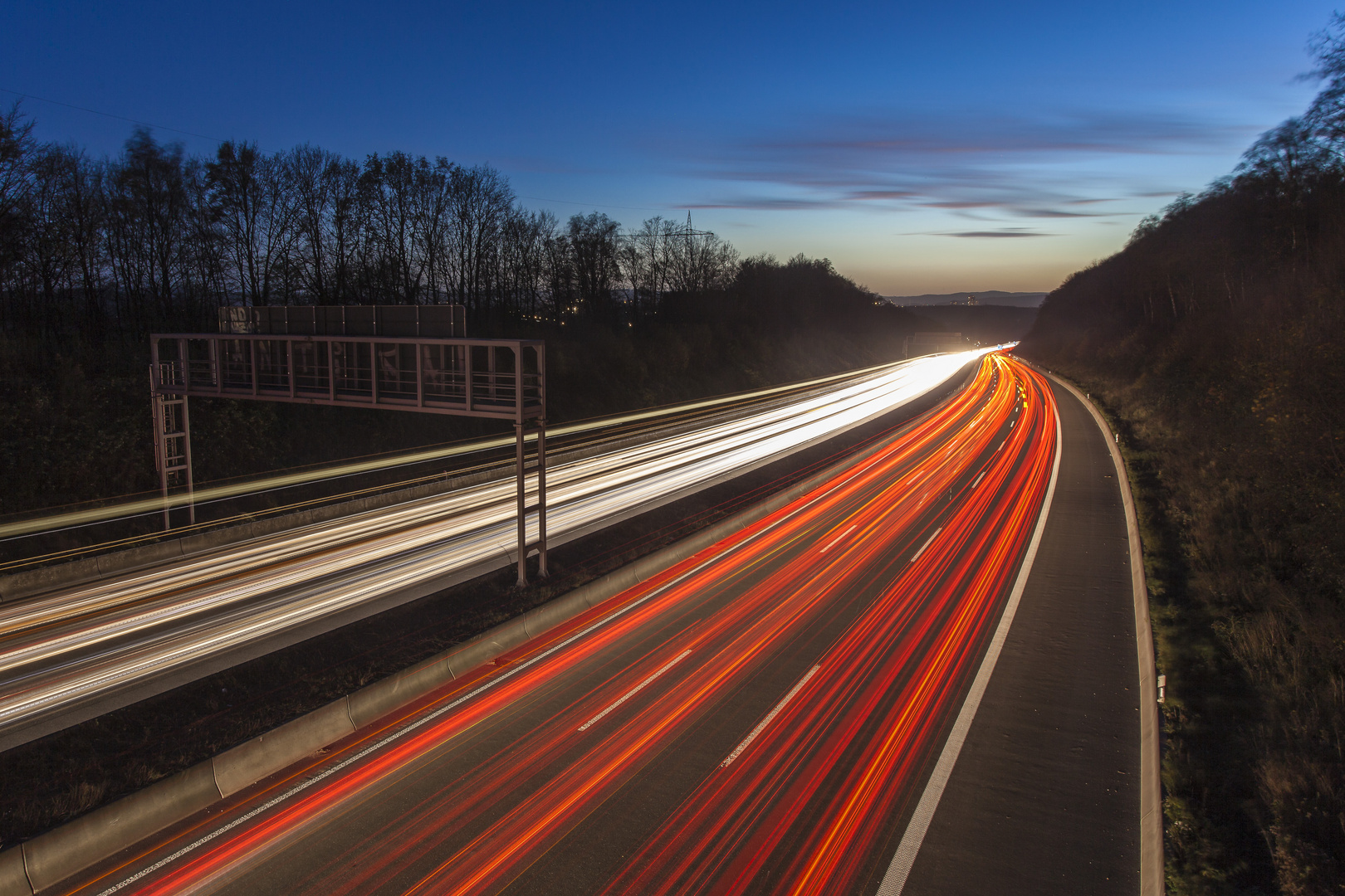 Abends an der Autobahn