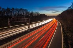 Abends an der Autobahn