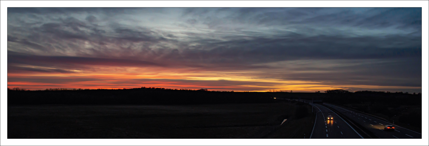 Abends an der Autobahn