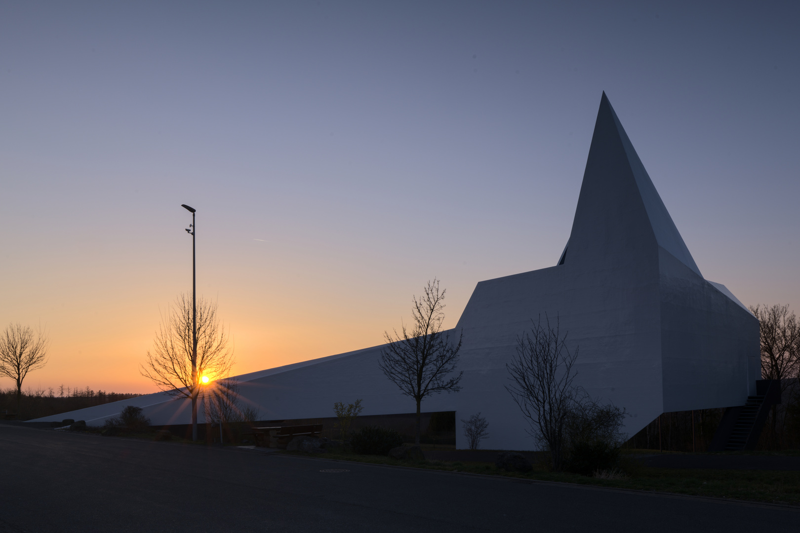 Abends an der Autobahnkirche