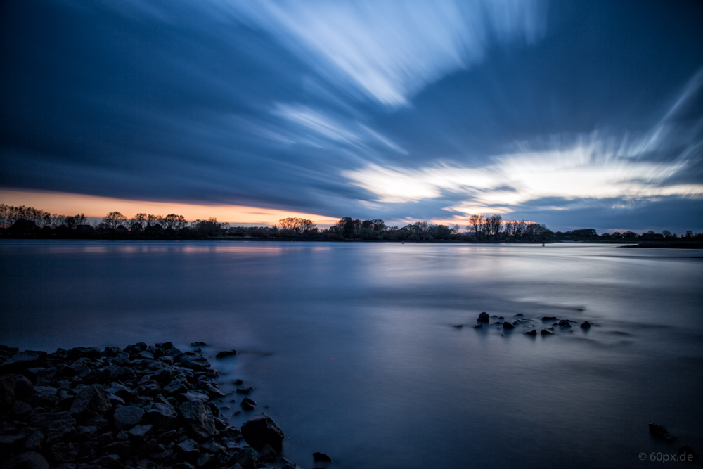 Abends an der Elbe