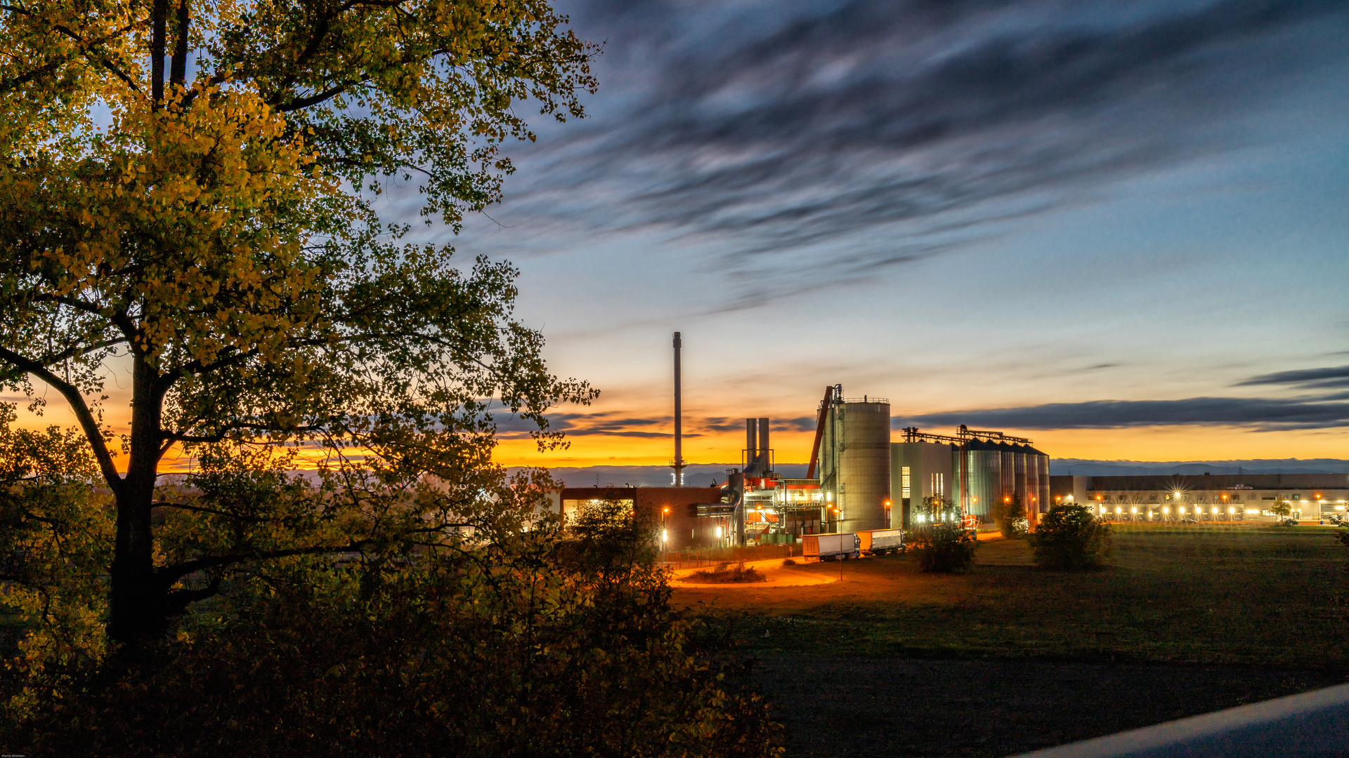 Abends an der Fabrik 