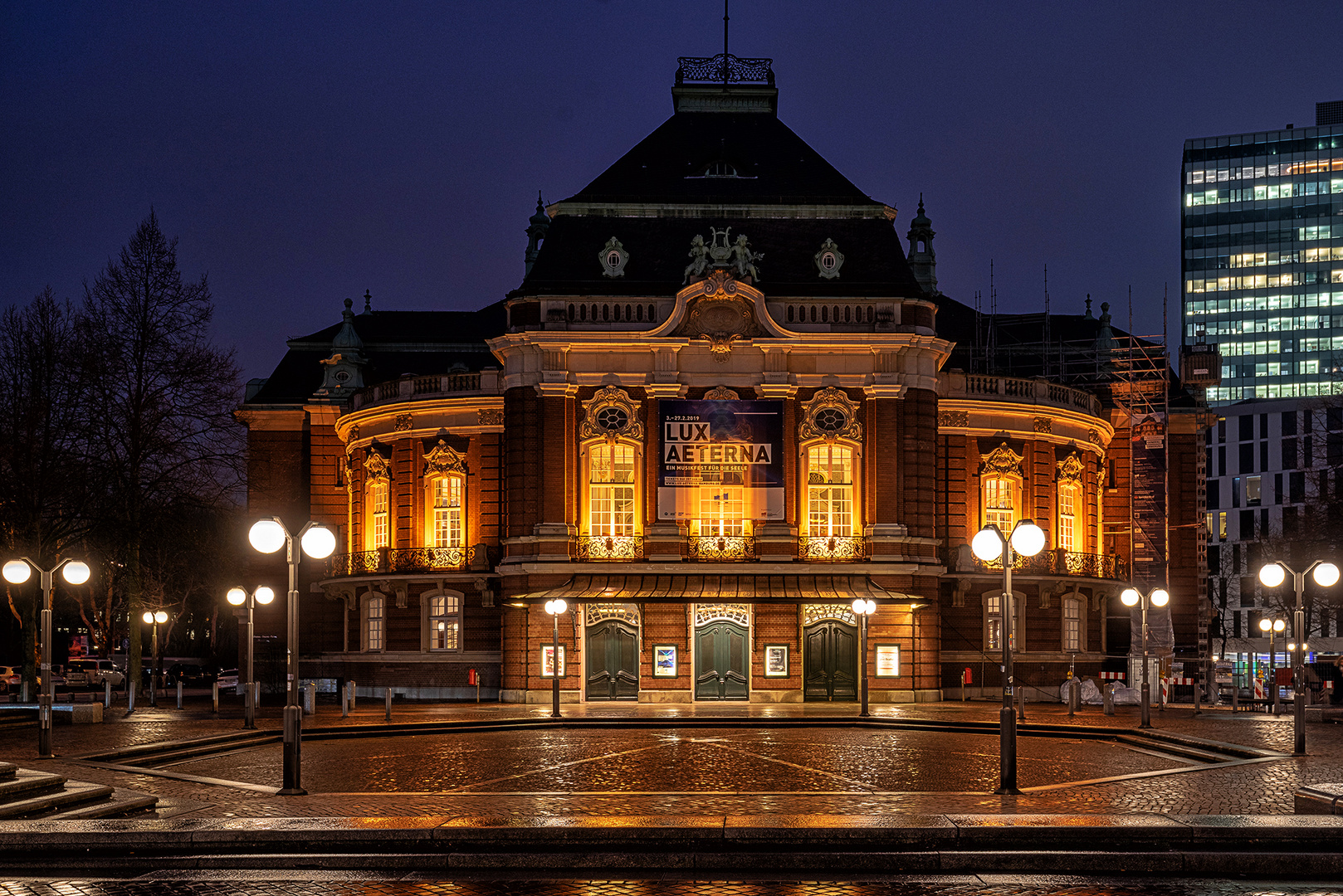 Abends an der Laeiszhalle in Hamburg