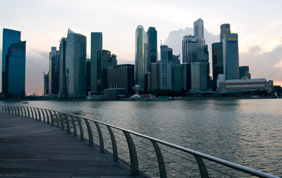 ABENDS AN DER MARINA BAY