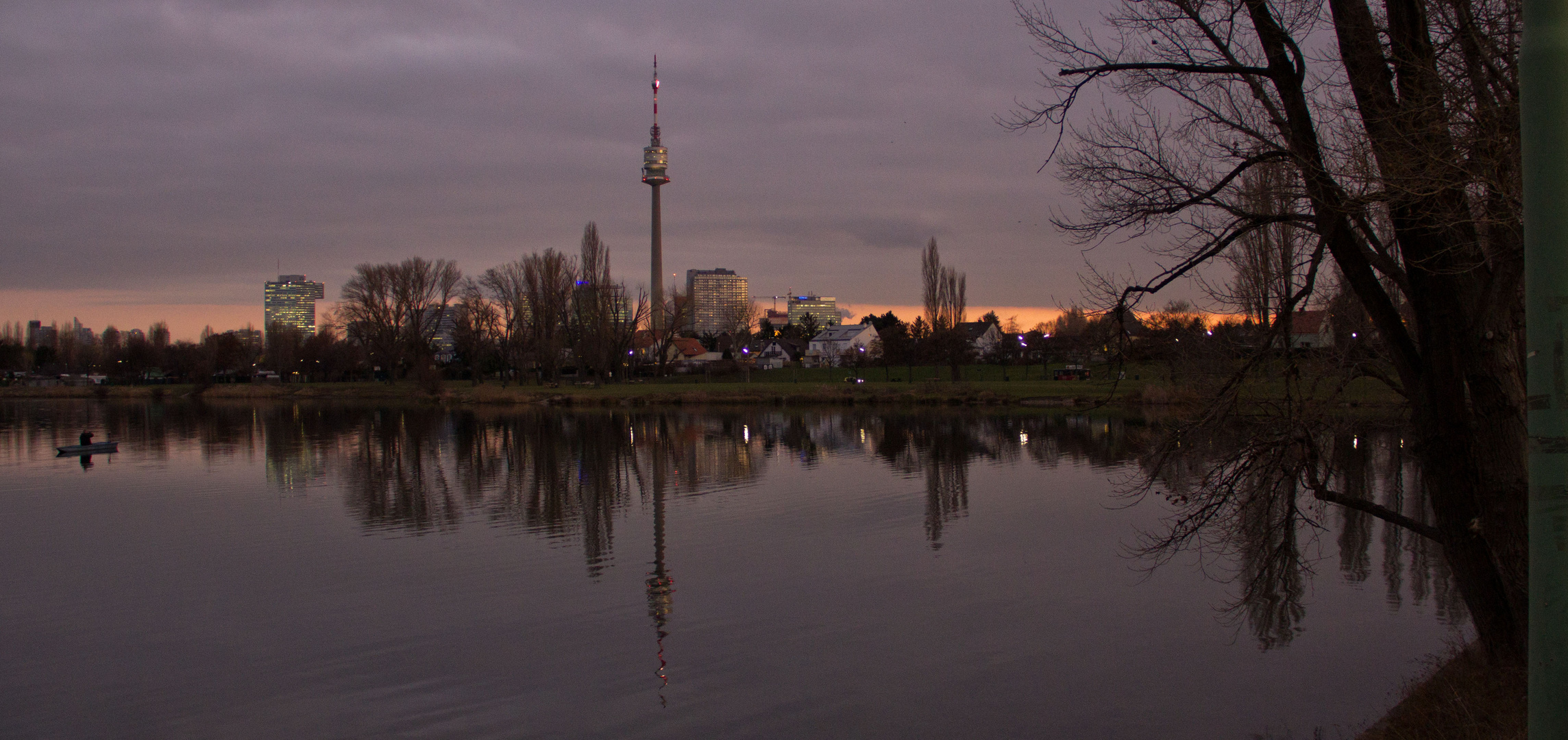 Abends an der Oberen Alten Donau mit Blick auf Donaucity und Donauturm