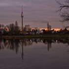 Abends an der Oberen Alten Donau mit Blick auf Donaucity und Donauturm