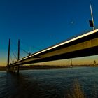 Abends an der Rheinkniebrücke