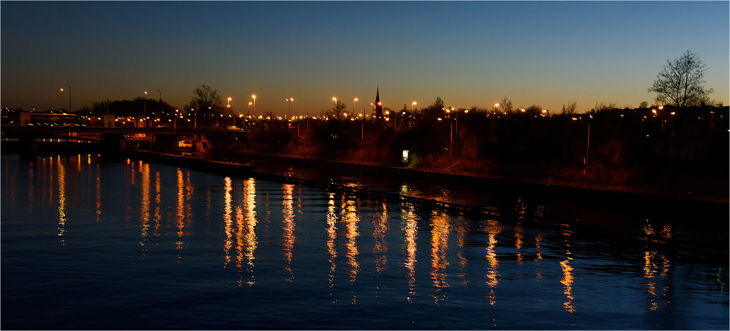 abends an der Schleuse