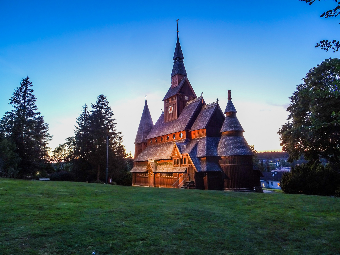 Abends an der Stabkirche in Hahnenklee