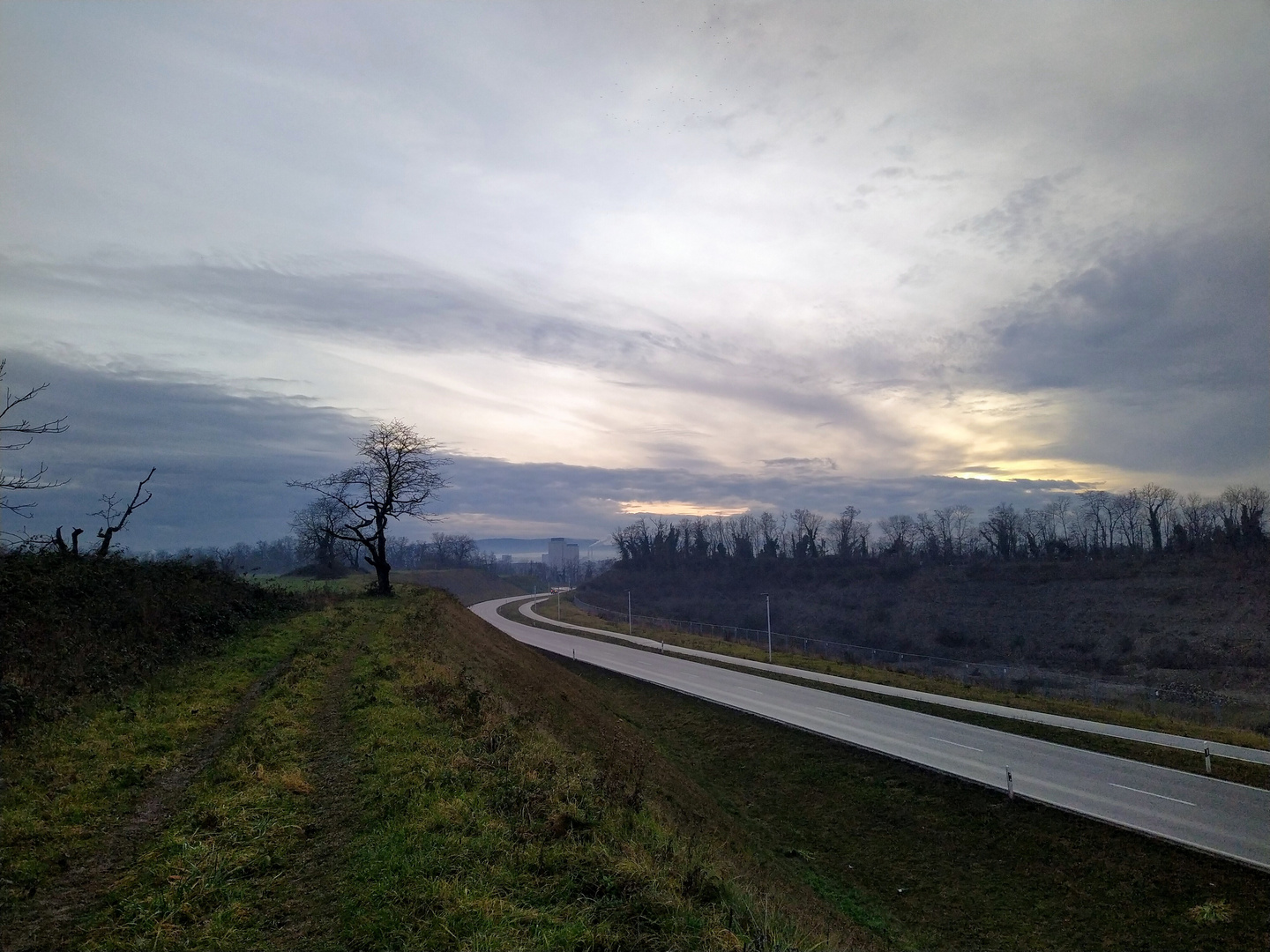 Abends an der Umgehungsstraße