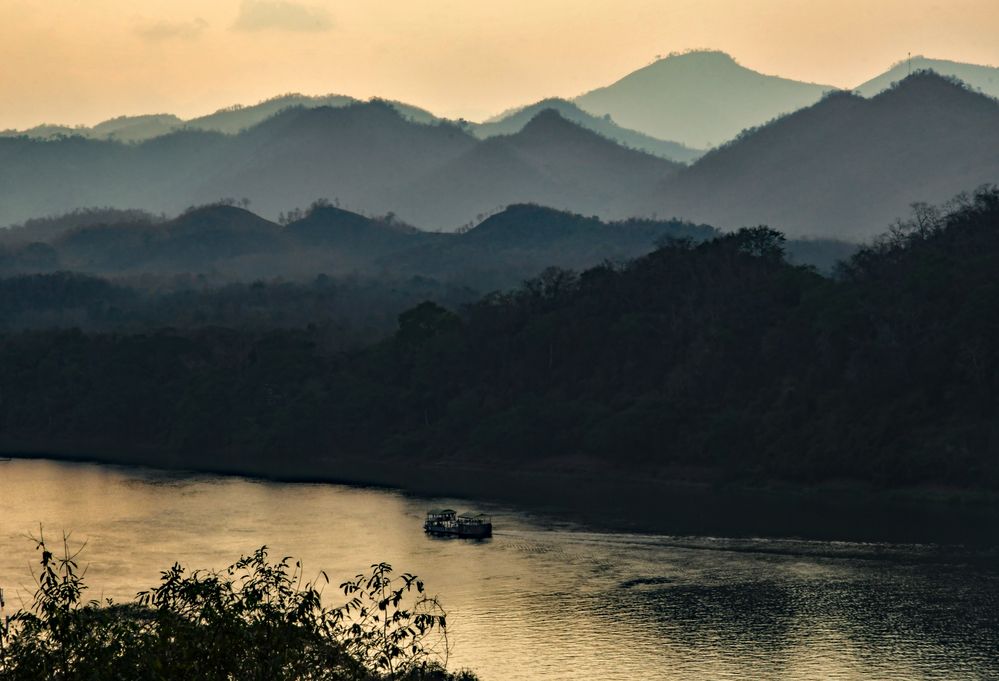 Abends auf dem Berg Phousi: Mekonglandschaft