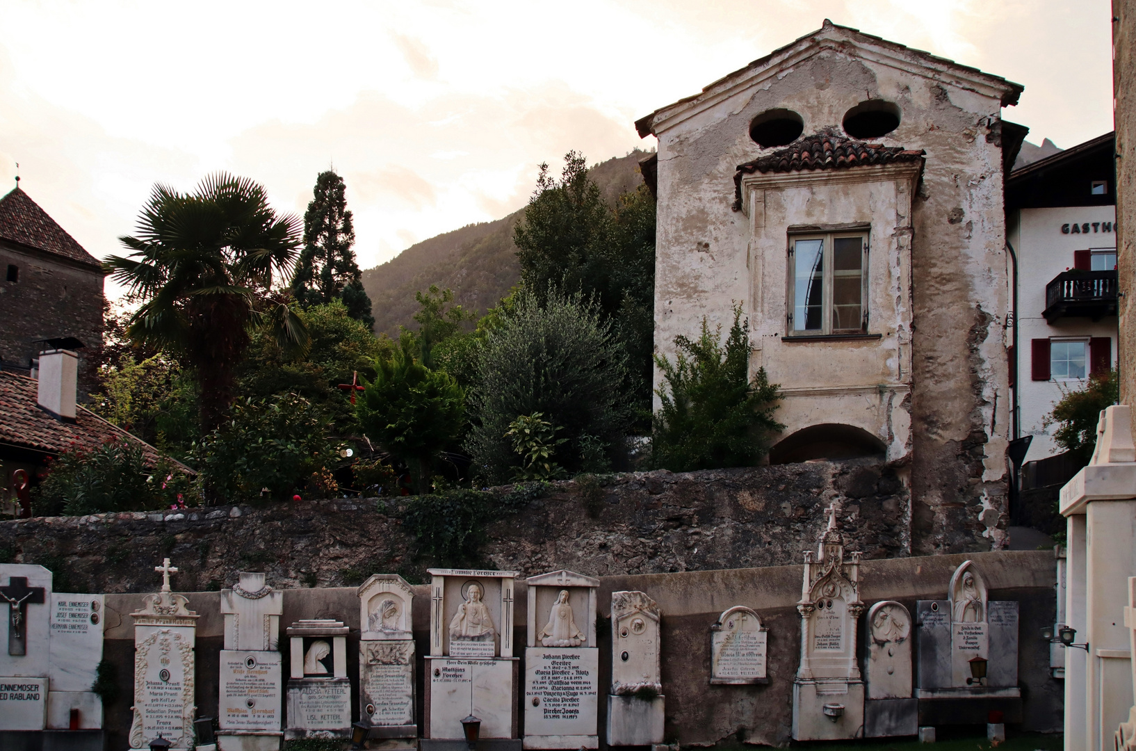 abends auf dem Friedhof