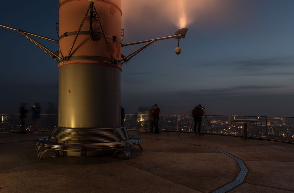 Abends auf dem Main Tower