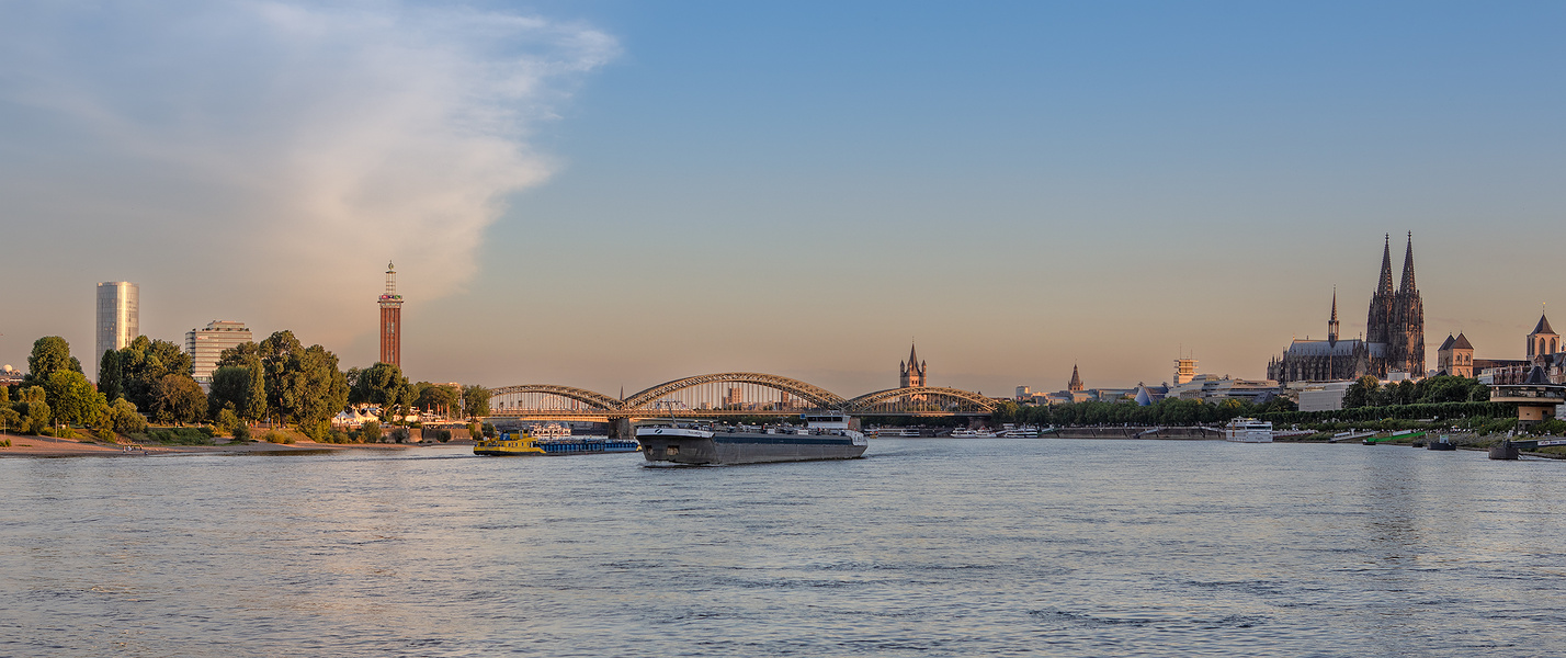 Abends auf dem Rhein