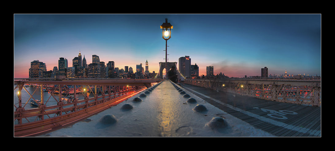 Abends auf der Brooklyn Bridge in NYC